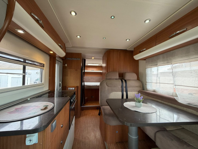 ADRIA MATRIX M670 SC - 2010 - CAMA ISLA - GARAJE XL