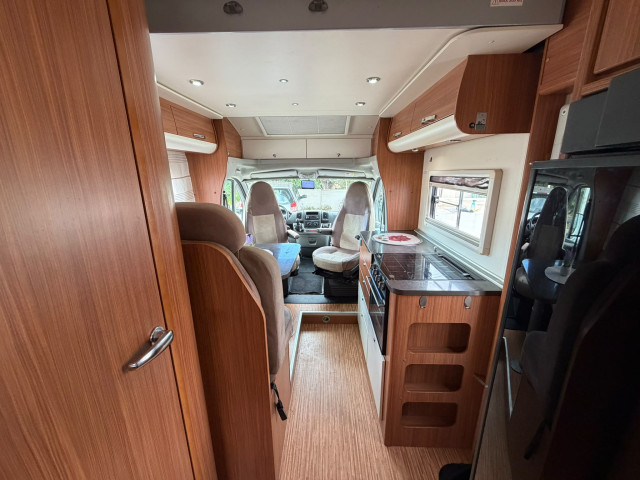 ADRIA MATRIX M670 SC - 2010 - CAMA ISLA - GARAJE XL
