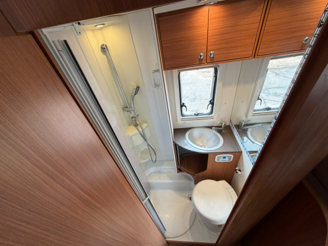 ADRIA MATRIX M670 SC - 2010 - CAMA ISLA - GARAJE XL